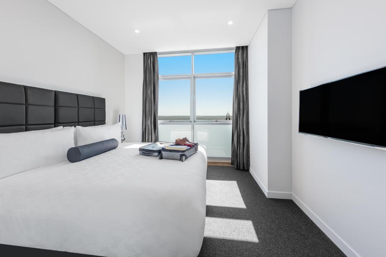 Meriton Suites Chatswood Sydney Exterior foto A bedroom at the hotel