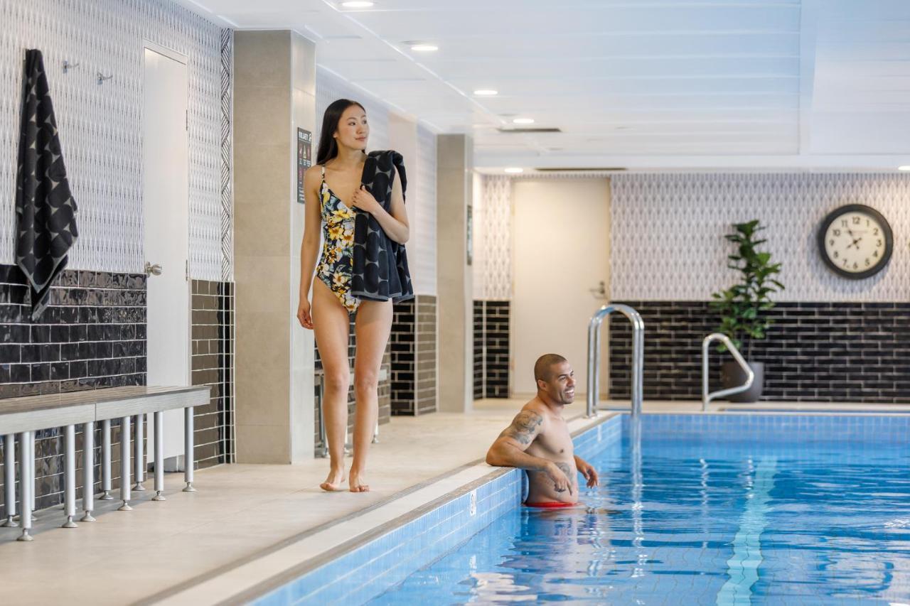 Meriton Suites Chatswood Sydney Exterior foto The swimming pool at the hotel