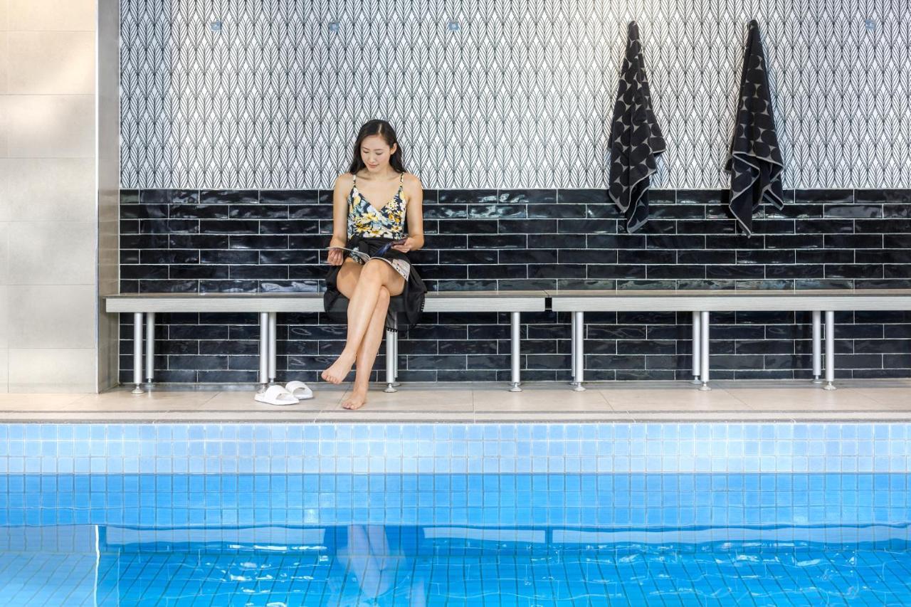 Meriton Suites Chatswood Sydney Exterior foto The pool at the hotel