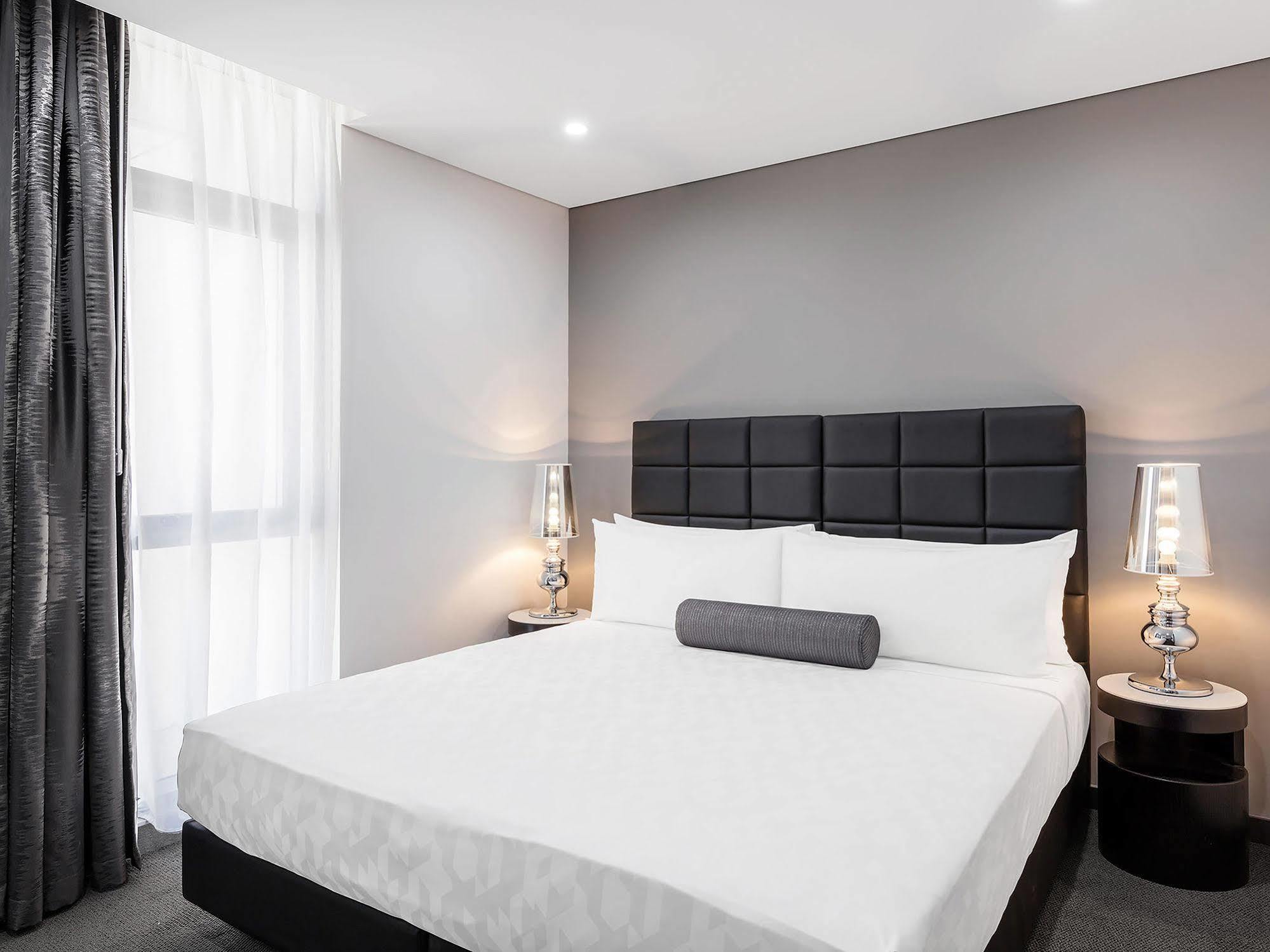 Meriton Suites Chatswood Sydney Exterior foto A bedroom at the hotel