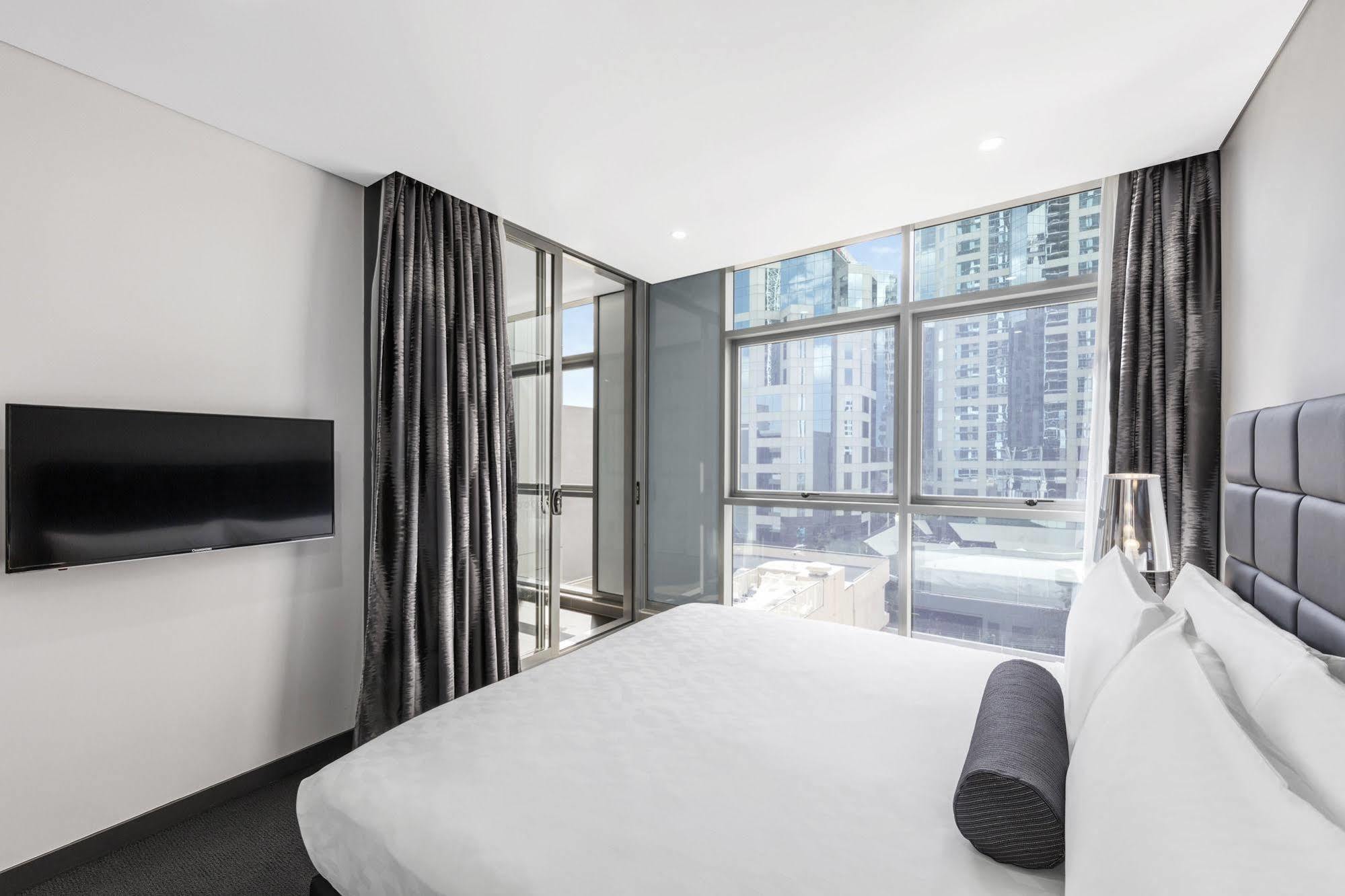 Meriton Suites Chatswood Sydney Exterior foto A bedroom at the hotel
